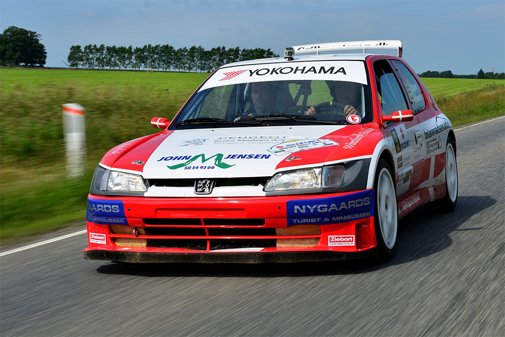 Kim Madsen og Kasper Sørensen er på en svær, men ikke umulig opgave: I de næste tre løb til DM i rally skal den rød-hvide Peugeot 306 MAXI køres ind på førstepladsen i deres mesterskab. Men konkurrenterne skal have uheld, for at mesterskabet kan vindes.